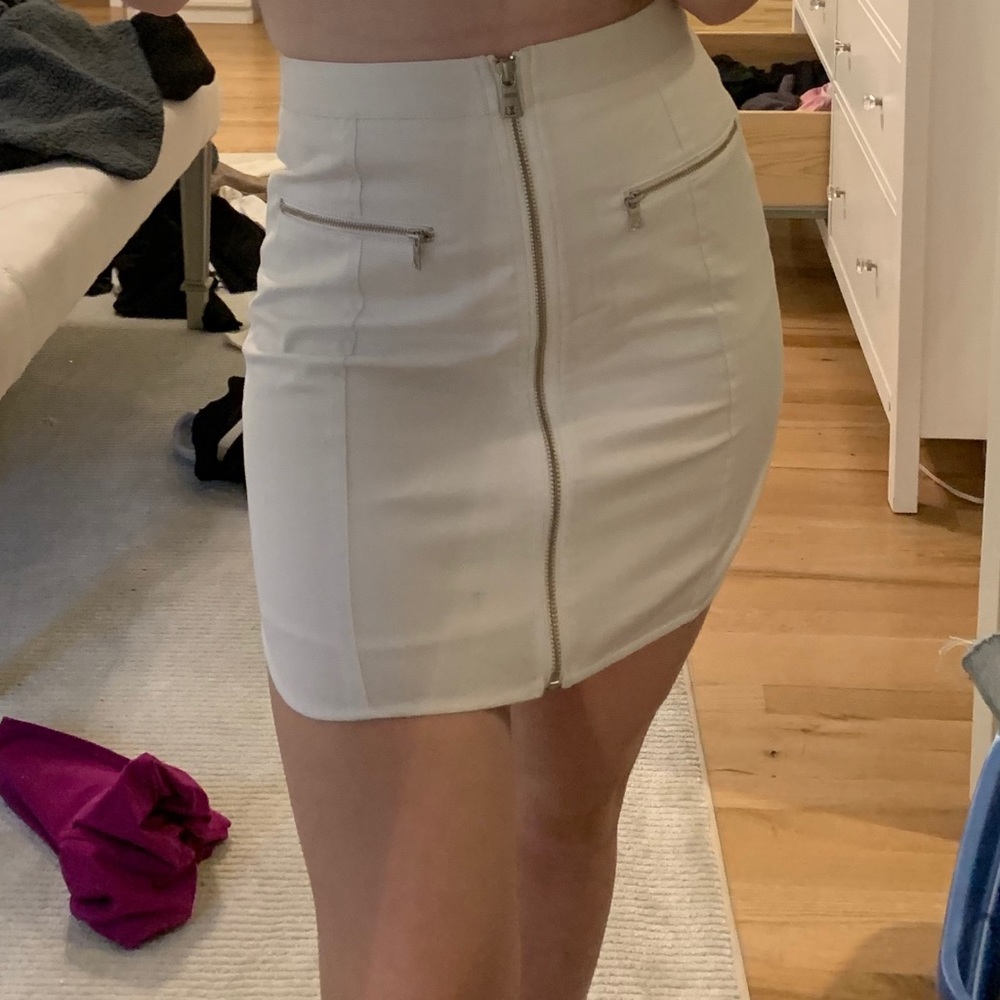 Bcbgmaxazria white zip front mini skirt